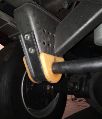 Die Gummilager werden mit einem Bügel an das Fahrgestell gezogen