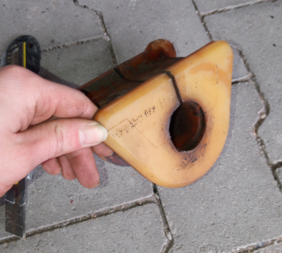 Als erstes wurden die alten Gummilager von alten Farbresten befreit. Mit dem Heißluftföhn hat das ganz gut funktioniert.