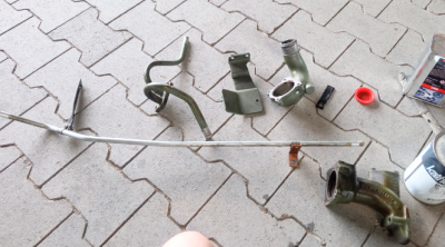 Mann muss ein bisschen was wegschrauben bevor man an die Pumpe kommt