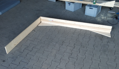 Der Bettkasten wurde aus gewöhnlichen Leimholzbrettern aus dem Baumarkt zusammengebastelt