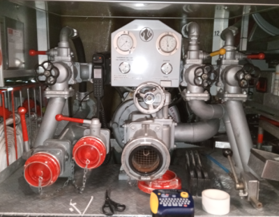 Der Schalter kommt dan in das Bedienpult der Pumpe, sodass man diese wieder von hinten aus Ein- und Ausschalten könnte
