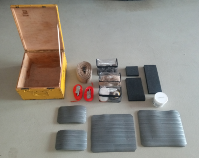 Das sind diese Holzkisten. Was da mal orginal in der kleinen Kiste war weiß ich gar nicht mehr, bei uns bekam sie ein zweites (oder auch schon drittes oder viertes) Leben als Box für das Abdichtmaterial