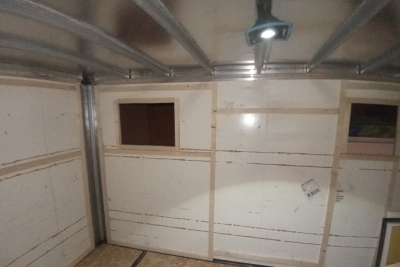 Hier kann man es mit etwas Fantasie erkennen, die Querträger auf denen das Dachblech aufliegt sind nach oben gewölbt, dadurch ist das ganze Dach &quot;krumm&quot;