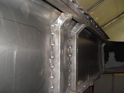 Dachlaterne, Hilfsrahmen von innen. Die schmalen Fensterchen sind erst angezeichnet. Um Verwerfungen beim Schweißen zu verhindern, werden sie erst danach ausgeschnitten (Stichsäge mit Metallblatt).