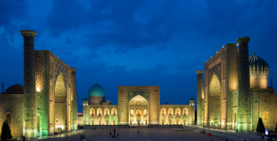 Herrliche Abendstimmung am Registan Platz in Samarkand