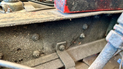 vorderster Schraubpunkt (links) zwischen LKW- und Aufbaurahmen