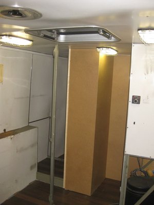 Blickrichtung zur noch offenen Zwischenwand, an den Stützen sollte die Sitzbank stehen, daneben der Durchgang nach hinten