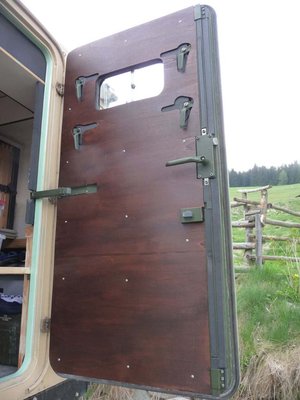Tür verkleiden - das Auge fährt ja mit.