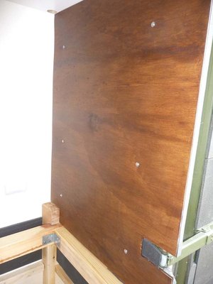 Isolierung und Verkleidung der Rückwand über den Türspalt lappen lassen. Dann ist der Spalt gleich mit isoliert.