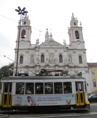 Was diese in Kurven kreischende Straßenbahn mit Allrad-LKWs zu tun hat, weiss kein Mensch.