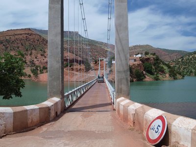 Brücke am Stausee bei Bin-el Duidane ,Straße R302 .Davor steht ein nettes Schild 5 to uns hat es + 2 Pickup´s im Windschatten getragen also deutlich mehr als 7,5to