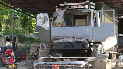 Zweite Grundierung und Ausgleich letzter Unebenheiten mit (rotem) Feinspachtel