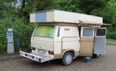 30 Jahre alter VW-Bulli mit Dachterrasse, Spüle mit Kocher an allen vier Ecken verstellbar, um Bodenunebenheiten auszugleichen. Wasser aus einem darüber hängenden alten Bierfaß!