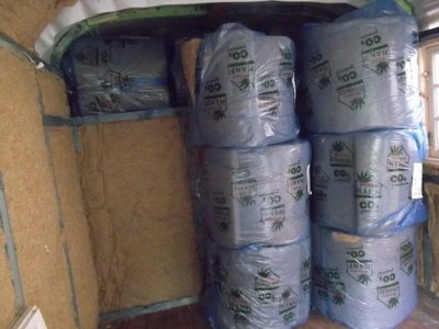 60mm Termohanf zwischen die Fächer des Holzständerwerks gestopft
