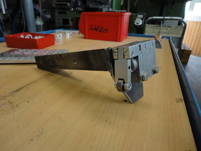 Halter mit Rollenhebelventil
