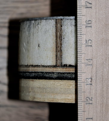 Von oben nach unten: 1,x mm Alu, 25 mm Schaum, 3 mm Sperrholz ( + Industrieteppich und Sperrholz)
