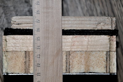 Von unten nach oben: 1,x mm Alu, 25 mm Schaum, 18 mm Fichte ( + Industrieteppich und Rüster-Holzboden)