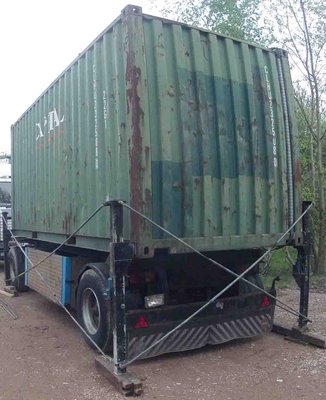ALF Container auf Stützen.jpg