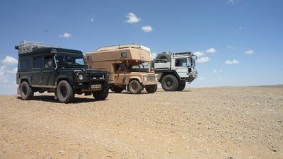 Conny &amp; Micha im schwarzen Landy<br />Claudi &amp; Micha im braunen Landy<br />und Max auf dem Weg zum Erg Chebbi