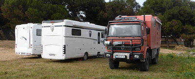 Zweimal Tupperware XXL - Moreno etwa 150.000 Euro neben einem Renault-Allrad-LKW auf dem Camp International in Safi heute