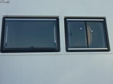 Zwei Fenster Nebeneinander