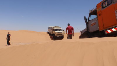Susi in der Gewalt einer der berüchtigten Ansaugdünen...steigst aus...Auto weg...