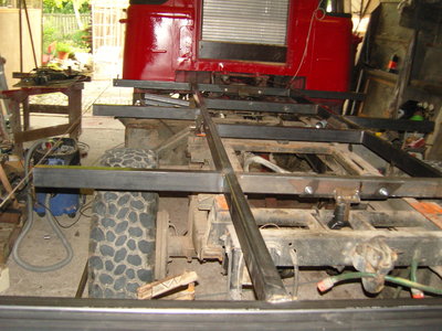 Gesamtansicht Größe 3500x2280mm<br />Längsträger und lange Querträger 70/40/3 Wippenlager alte Gelenkwellenenden , Mitte Raute Bolzen in Pertinaxlager(Federaugenlager)