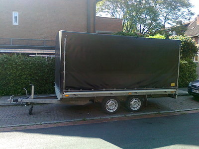 ...unser Tandem-Hochlader - extra für's LKW-Allrad-Expo-Projekt gekauft; später für Fahrerhaus &amp; Wohncontainertransport von der Scheune vor die Haustüre.......