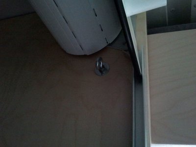 Sicherungsschraube im Schrank (Large).jpg
