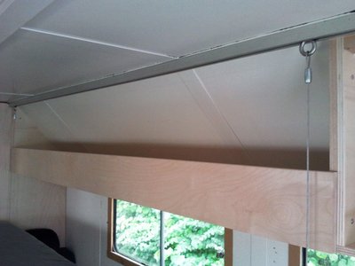 Der ist während der Fahrt vom Bett verschlossen