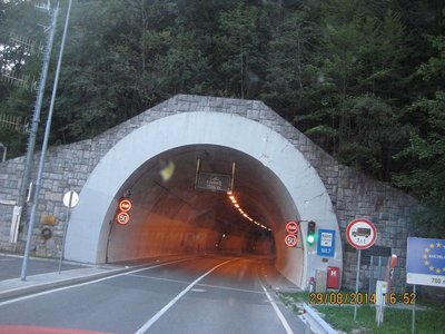 Loibel Pass und im Tunnel ist die Grenze zu Österreich