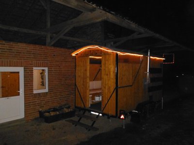 mobile Sauna Schwitzbude vor den Sanitäranlagen TOP.jpg