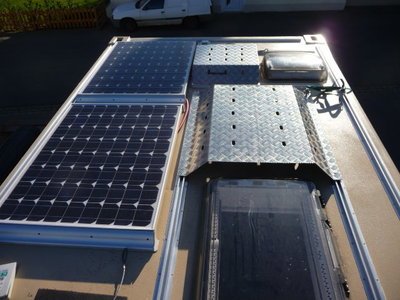 wohnmobil_selbstausbau_Solarzellen_Dacklukenhauben_P1030244.JPG