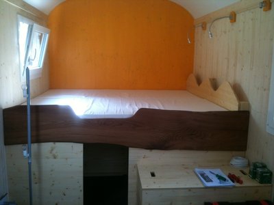 Bett mit Bank.JPG