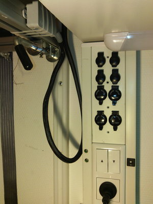 Hubbett-Schalter.<br />Flexibles Kabel (mit Kabelschutzschlauch)