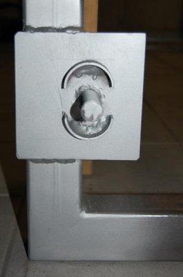 Halteplatte unten mit Fixierung und Gewindebolzen