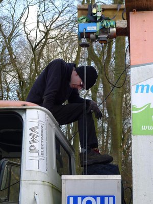 Zielen, Halten, leicht mit Wagenheber und Hubwagen nachdrücken, Wellen wieder dran und fertig.