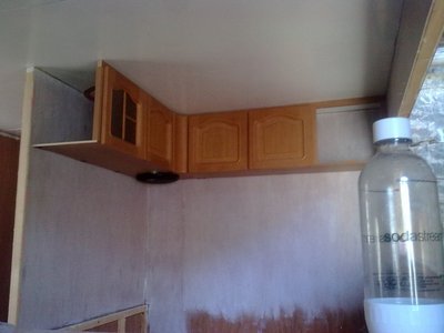 Hängeschrank Bett.jpg