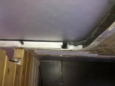hier war das große Dachfenster. Hierfür wurde das Verbindungsprofil durchtrennt.