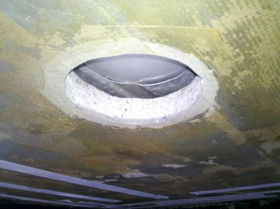 hier war ein Lüftungspilz mittig im vorderen Bereich. Das selbe gab es hinten auch nochmal.