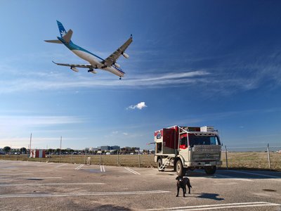 Parkplatz in der Einflugschneise am Flughafen von L.A.
