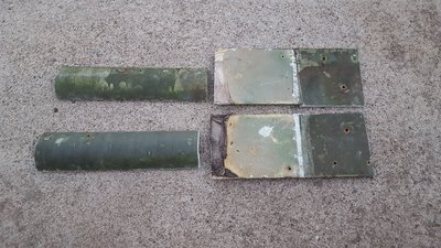 die einzeln rausgetrennten Stücke, gut zu sehen wie sie verklebt waren und Schrauben in der Verklebung mit eingearbeitet waren.<br />das Mittelteil zwischen den beiden Aufnahmen muss unterhalb auch gekürzt werden, da es bis unter die Aufnahme mit eingeklebt ist