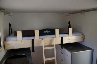 Ausgeklapptes Kinderbett mit Herausfallschutz
