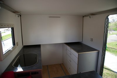 Eingeklapptes Bett und Schränke/ Küche