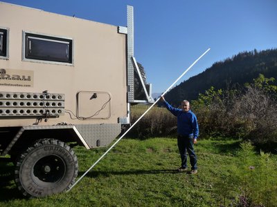 Heckträger in erhöhter Geländefahrposition für optimierten Böschungswinkel