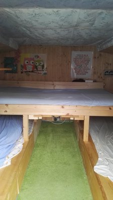 Oben die Betten der Erwachsenen, quer zur Fahrtrichtung, darunter die Betten der Kinder Längs zur Fahrtrichtung , die Beine und die Hüfte sind unter den Betten der Eltern