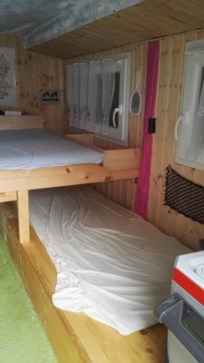 Kinderbett und Stauraum am Ende des Erwachsenenbett