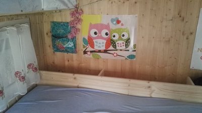 Stauraum an der Bettseite