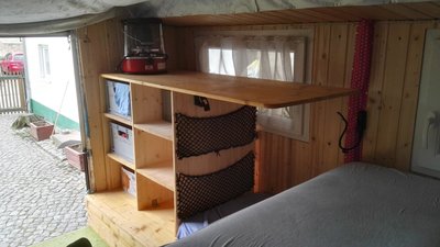 Staufächer in Regal mit Ablage oben drauf, jeder hat ein Fach....und dann noch Utensilien des täglichen Bedarf....die Eltern vertauen Ihre Sachen in den Staufächern am Bett