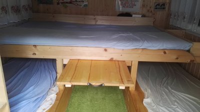 unter dem Erwachsenenbett ist ein herausziehbarer Tisch eingebaut. bei Bedarf kann man den Bis zum Eingang ziehen. dann kann man Abends malen, spielen, oder bei schlechtem Wetter drin essen.